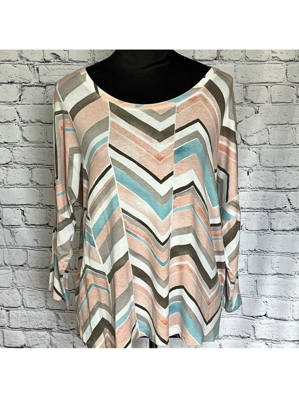 Chico’s Painted Chevron Pattern Boxy Kaye V 3/4 Sleeve Peach Hibiscus size 1 (8)
